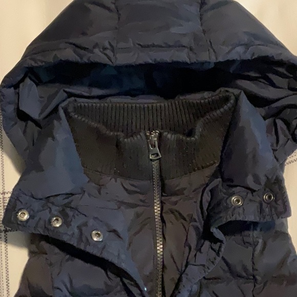 T-down by theory / uniqlo Navy & Black hooded down feather vest (size 7-8) - Picture 5 of 8